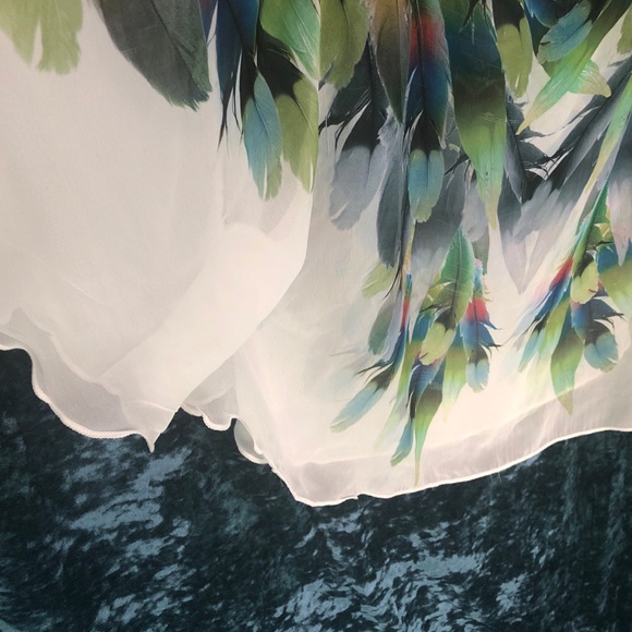 Body Central Feather Flowy Top Size Medium - Picture 3 of 4